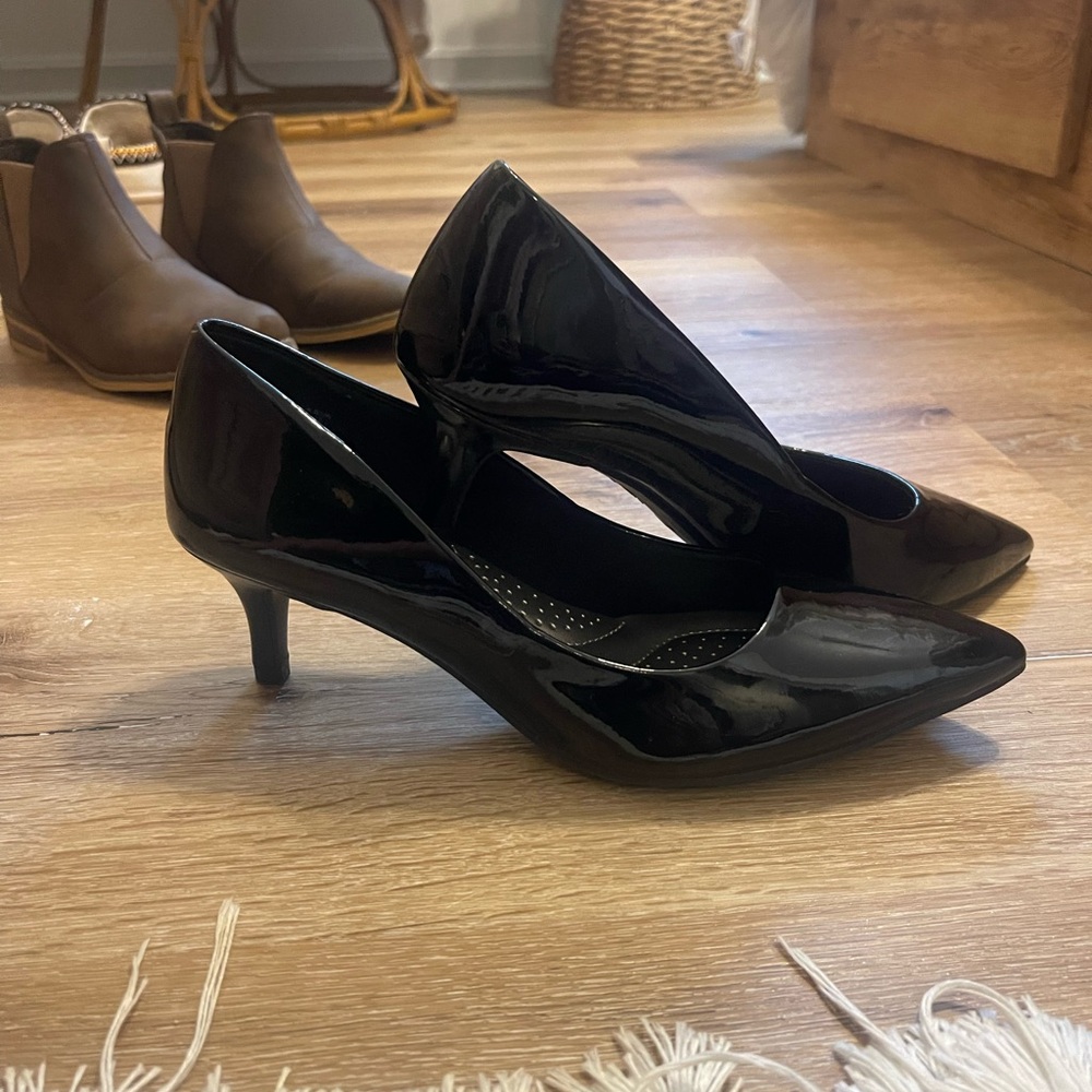 Like new black pumps